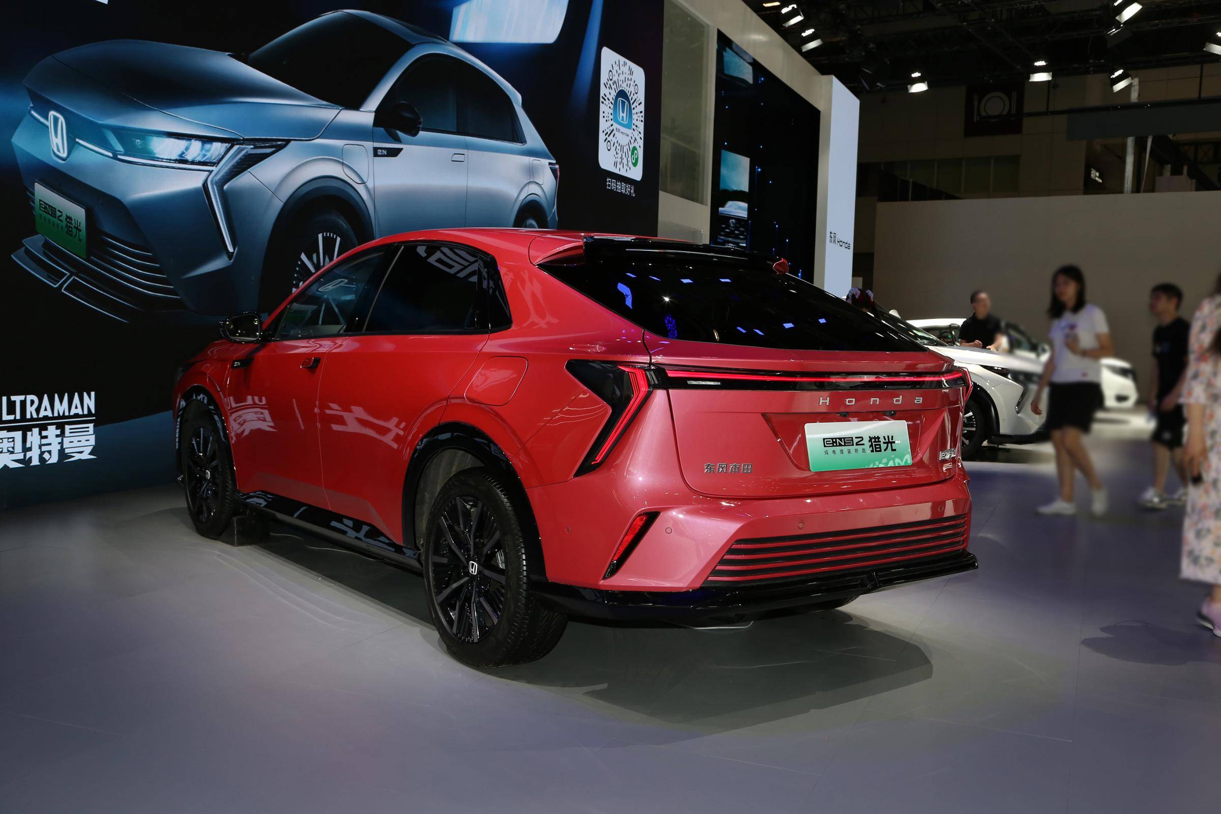 支持适配18英寸运动风格轮辋以及规格为225/50 r18轮胎,而充电口则