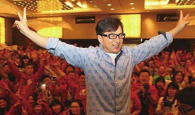 2013年,成龙携父亲骨灰回安徽老家:在大哥家停留十几分钟后回港