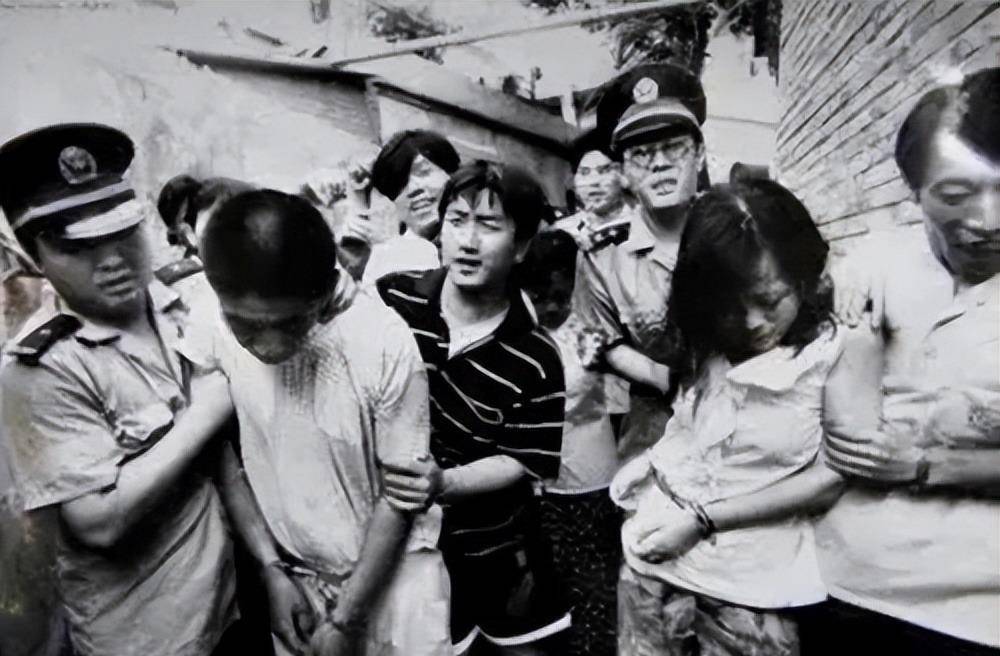 1986年,山东女子晁正坤"称帝",收童男组后宫,被联防队员剿灭