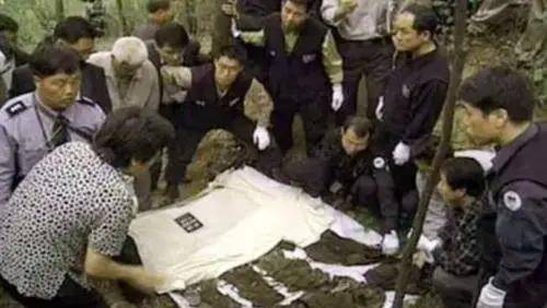 孩子们掉落的牙齿,衣服的袖子也都系在了一起,旁边还有一些散落的弹壳