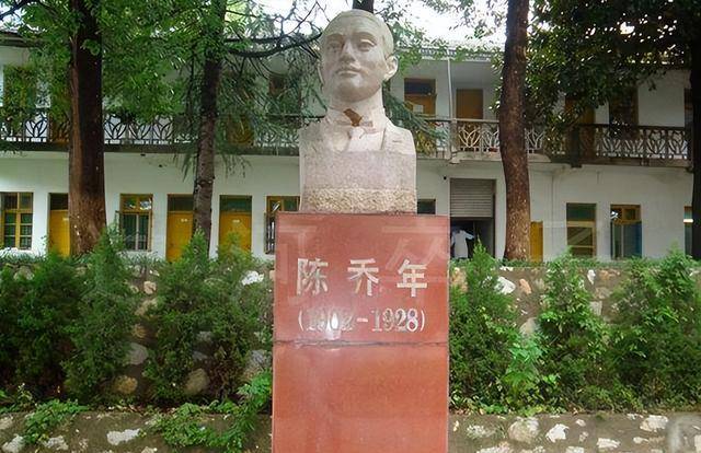 在牺牲66年后,陈乔年遗腹女终于被找到,跪在坟墓前哭泣