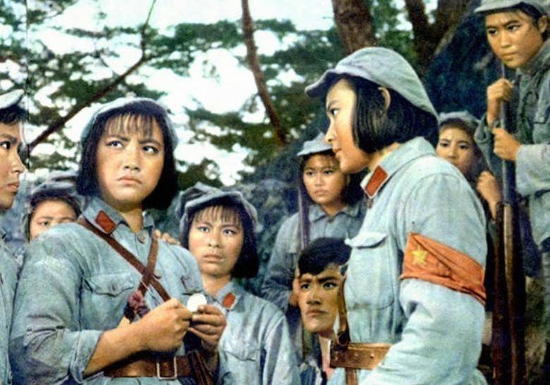 等到枪声停止后,娘子军们又向他们喊话:"赶紧投降吧,你们是逃不掉的