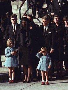 同样让美国人难忘的画面还有少不更事的他,一脸的迷茫与惊愕,在葬礼上