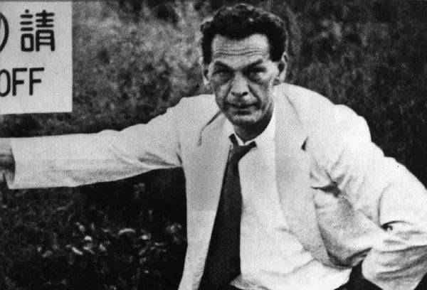 的女友抽了一根烟,没想到却因此导致自己的身份被曝光,最终受尽酷刑