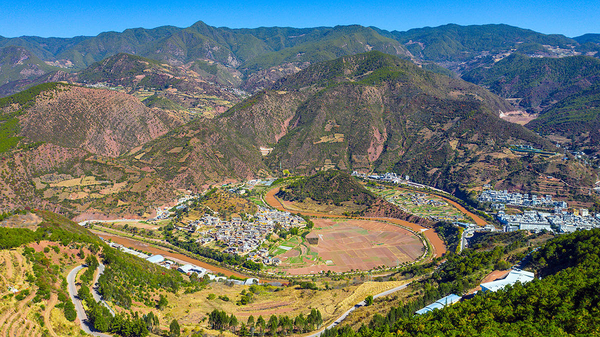 云南大理云龙县,有张大地作画的"太极图",堪称是究极风水地貌