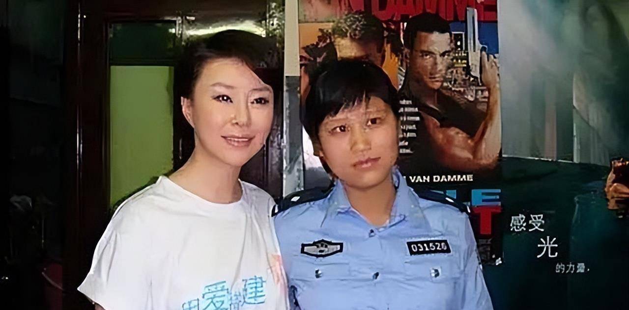 轰动一时的"警察妈妈":汶川废墟中哺乳9婴,今已是政治处主任