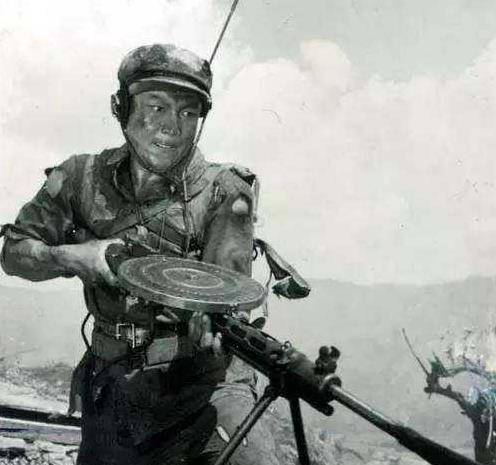 鏖战上甘岭:他双腿炸断,流血到意识模糊,最后一枚手雷留给敌人