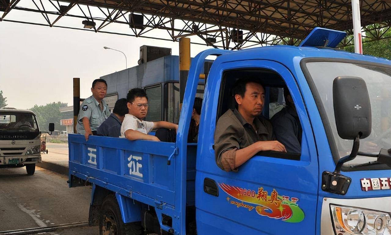 山东日照十个农民工开着三轮车,横跨半个中国,只为参与汶川救灾