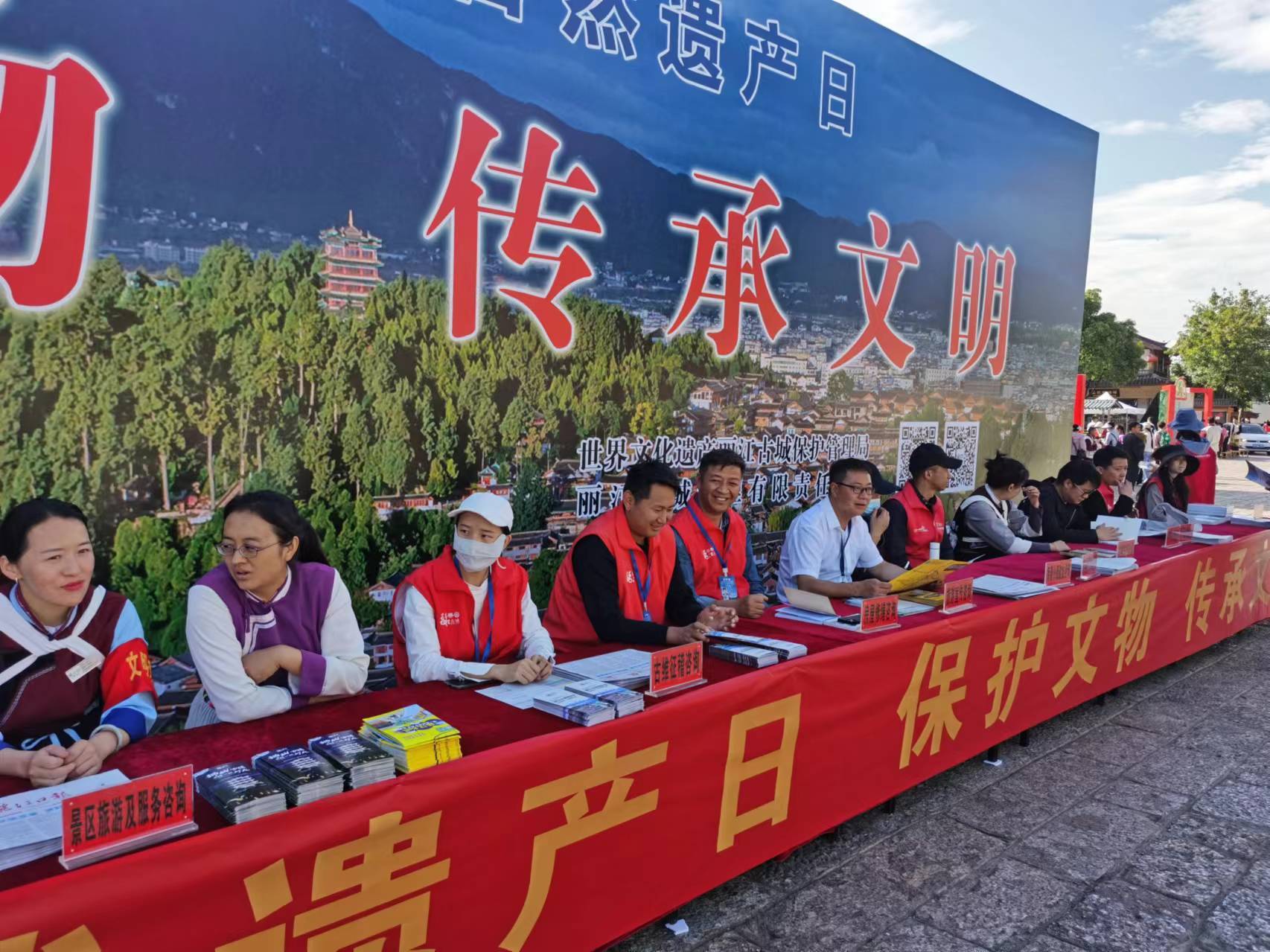 尤为引人注目的是现场的纳西东巴文书签书写体验,吸引了众多参与者.