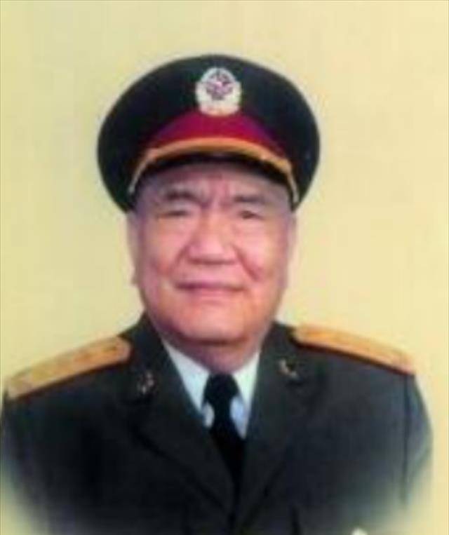 老兵拦路师长,师长翻身下马,十分客气地说:老班长有什么指示?