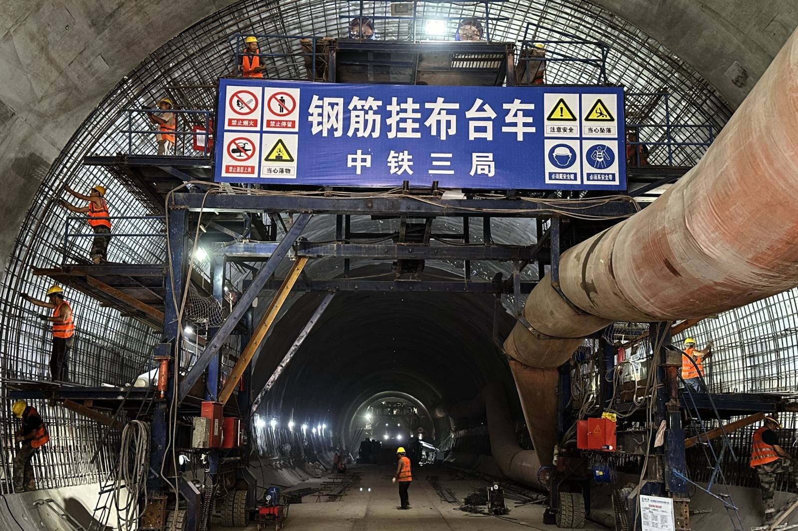 重庆:渝万高铁首座千米以上隧道顺利贯通