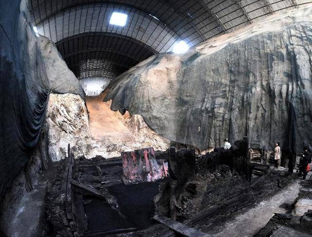 龙塘下掩藏的大型古墓,四人接连死亡,他们的死亡真相是什么