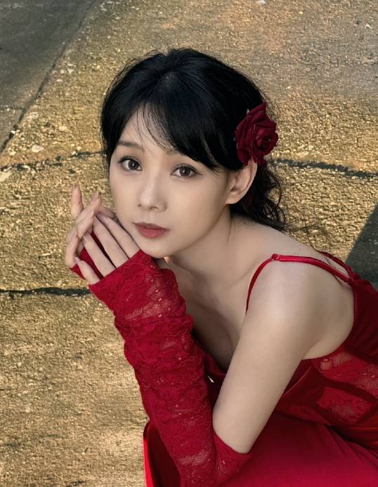 鲁照华全新形象亮相,性感淑女风引粉丝热议