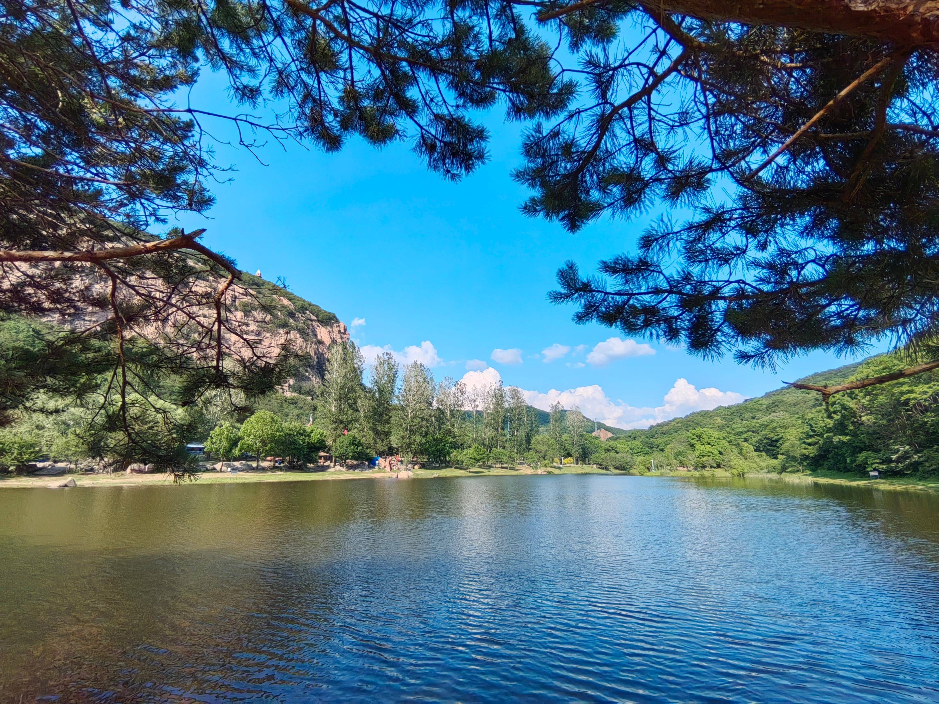 这是长寿湖(月牙湖)!湖水由泉水和小溪水汇集而成.