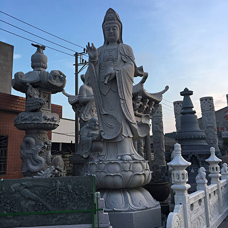 石匠们十分注重面部神态的渲染,观音菩萨端庄慈祥的脸上始终挂着微笑
