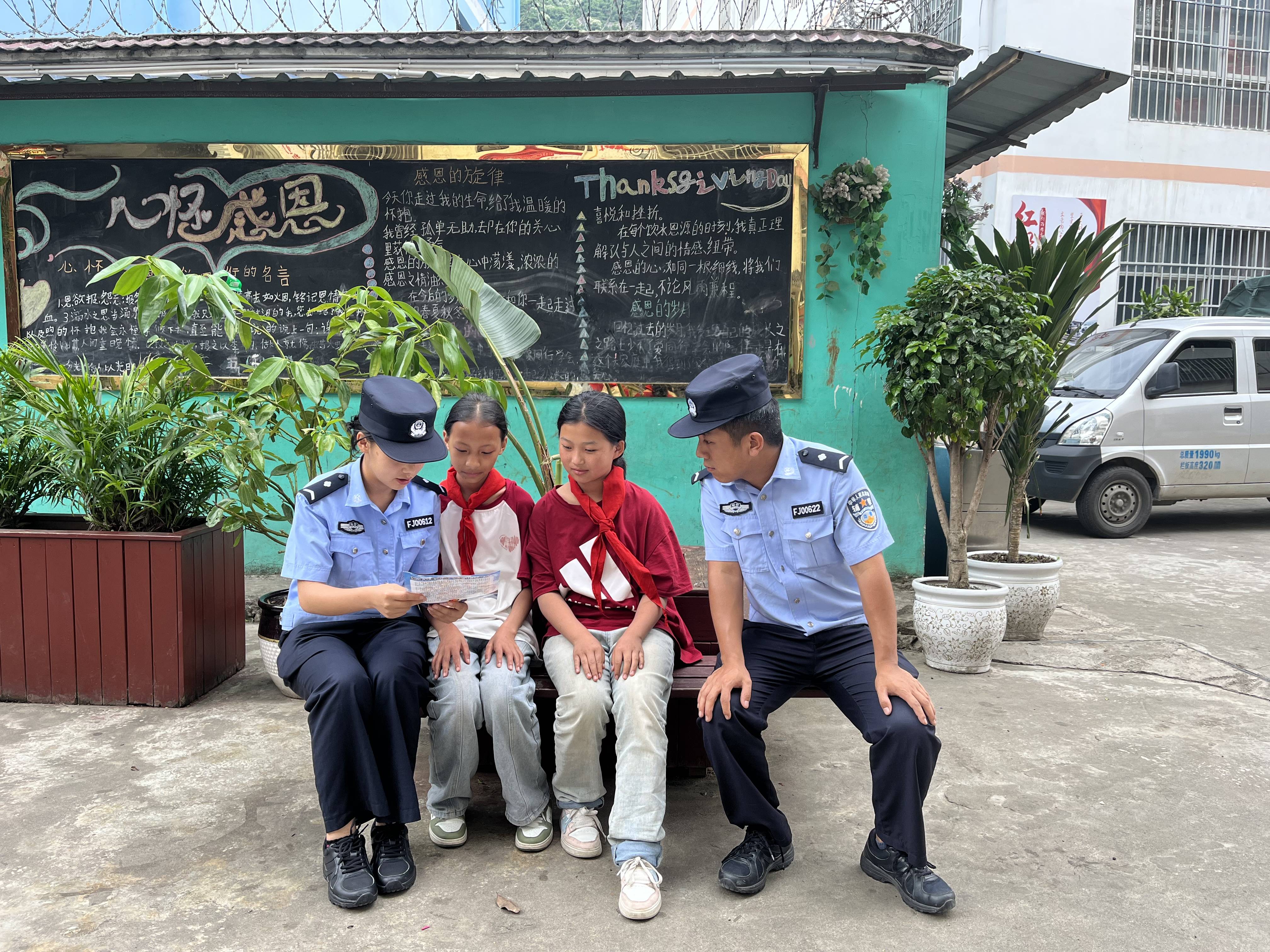 民警入户走访图片