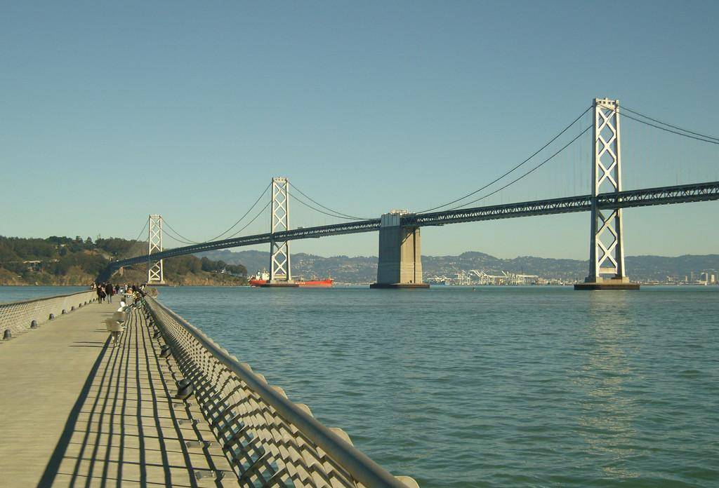 奥克兰海湾大桥奥克兰海湾大桥曾经是美国人最引以为傲的大桥之一