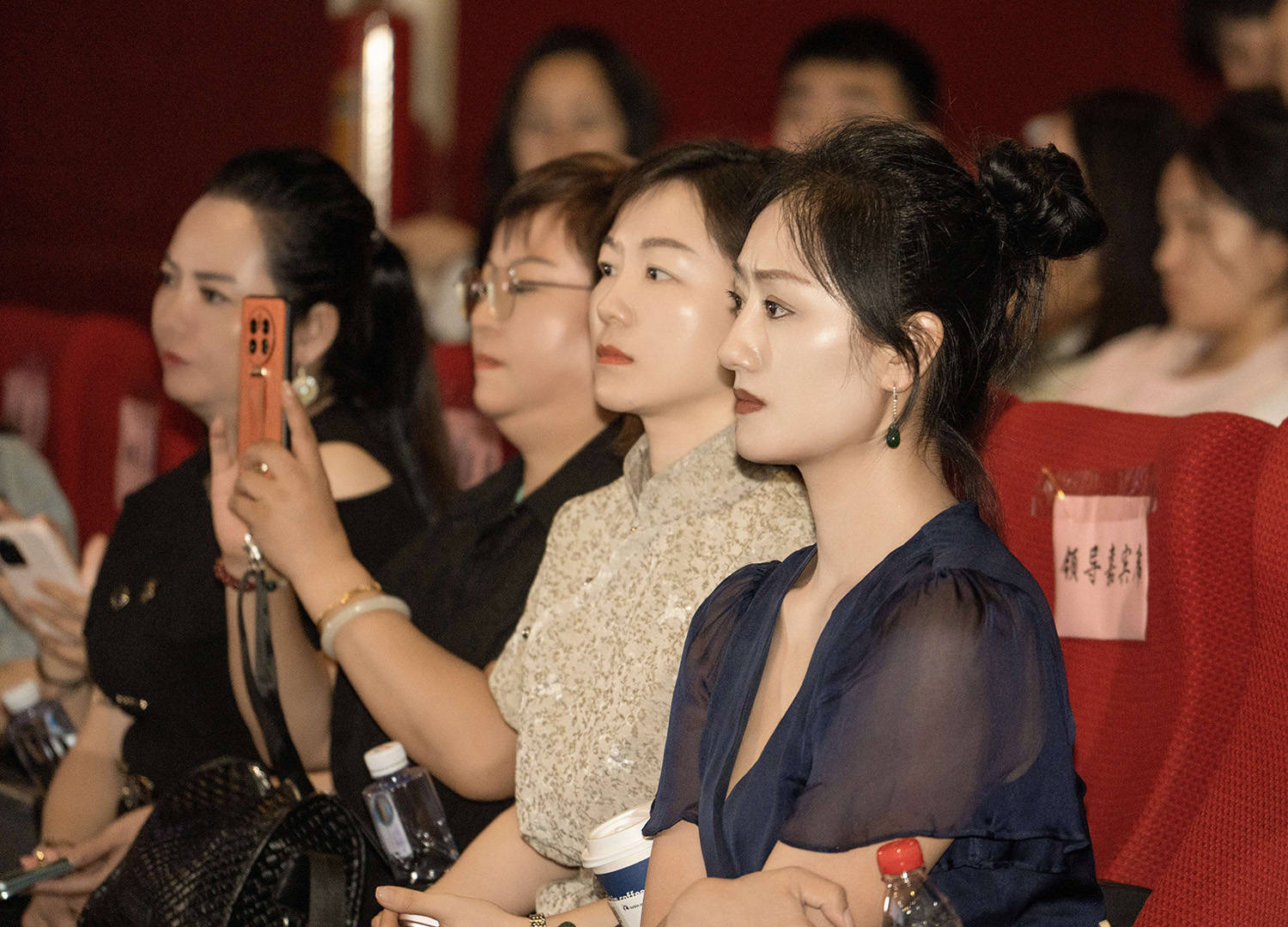 电影《红楼梦之金玉良缘》海口经济学院放映 现代科技