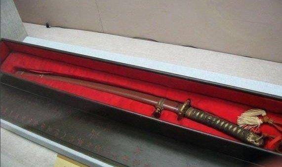 原创为什么冈村宁次在投降仪式上没有当场缴出佩刀,现在却出现好几把