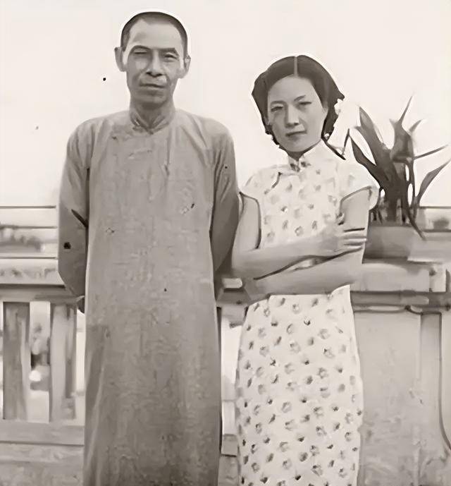 台湾杜月笙墓地:残破不堪,朝向上海,墓碑上方的八个字