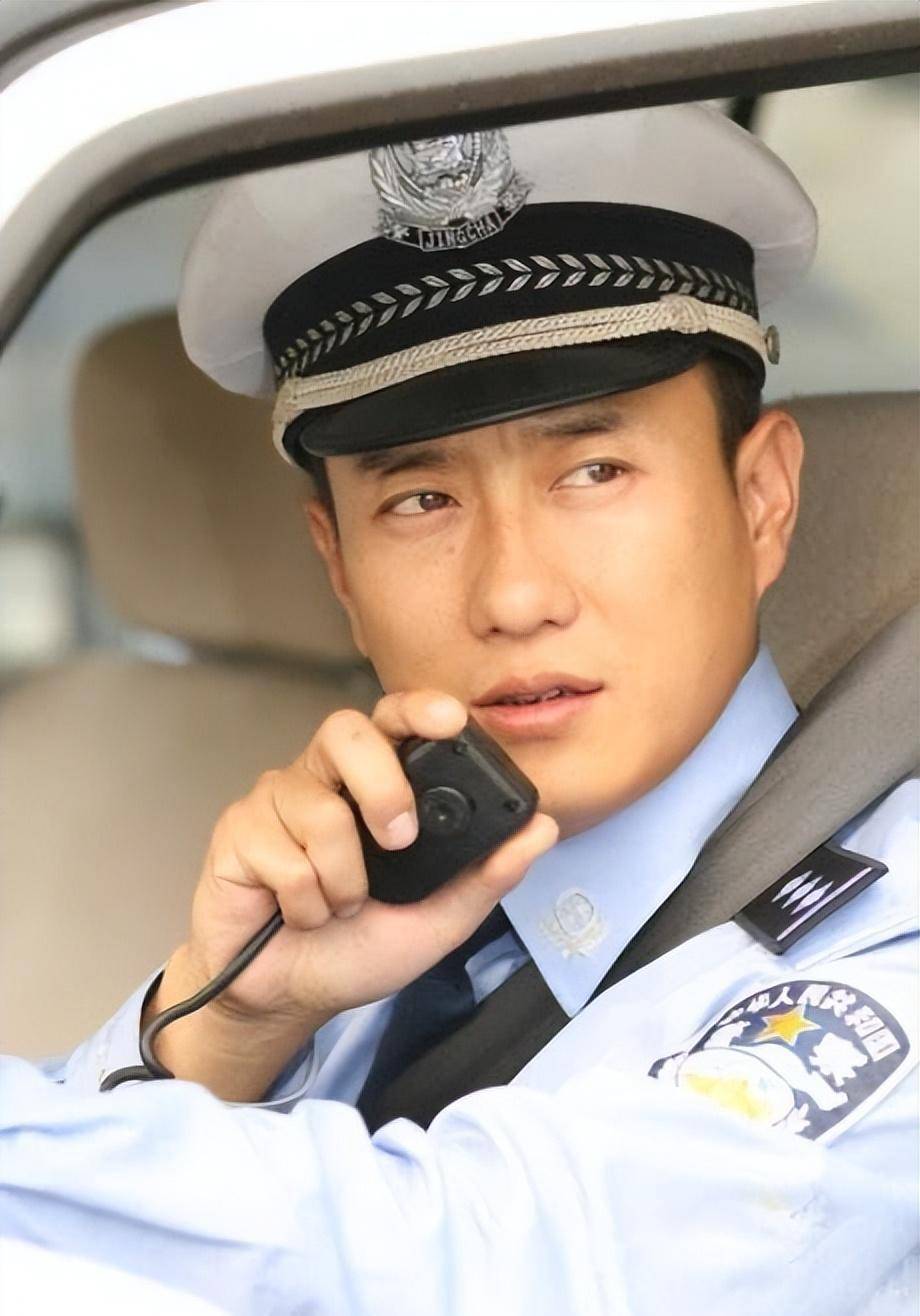 谭乔:从交警到顶流网红,曾拒绝央视高薪,如今为何面临巨额赔偿
