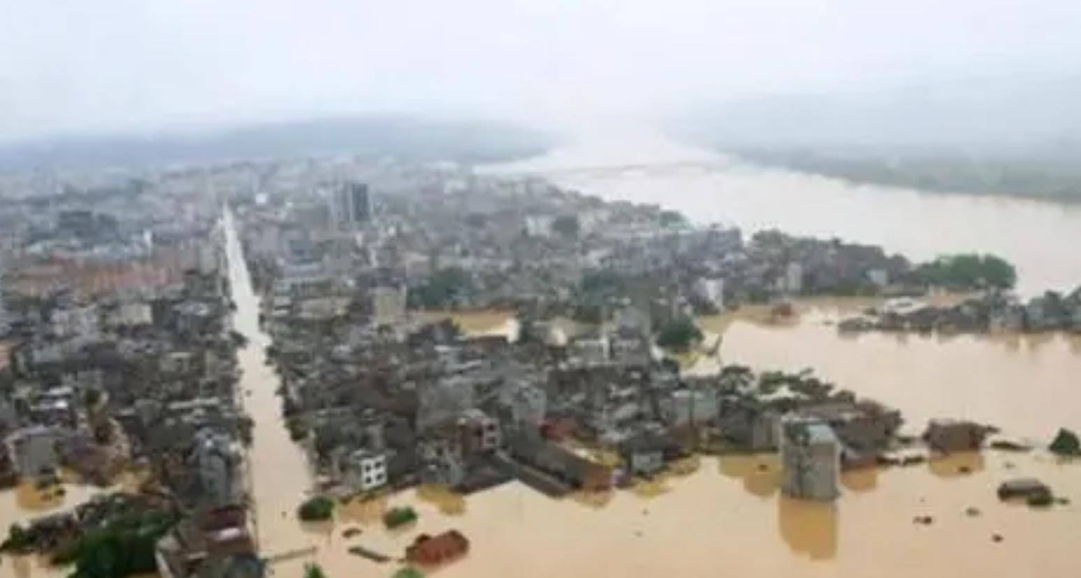 树女孩,如今成一名警察,见昔日救自己的武警热泪相拥_江珊_洪水_奶奶