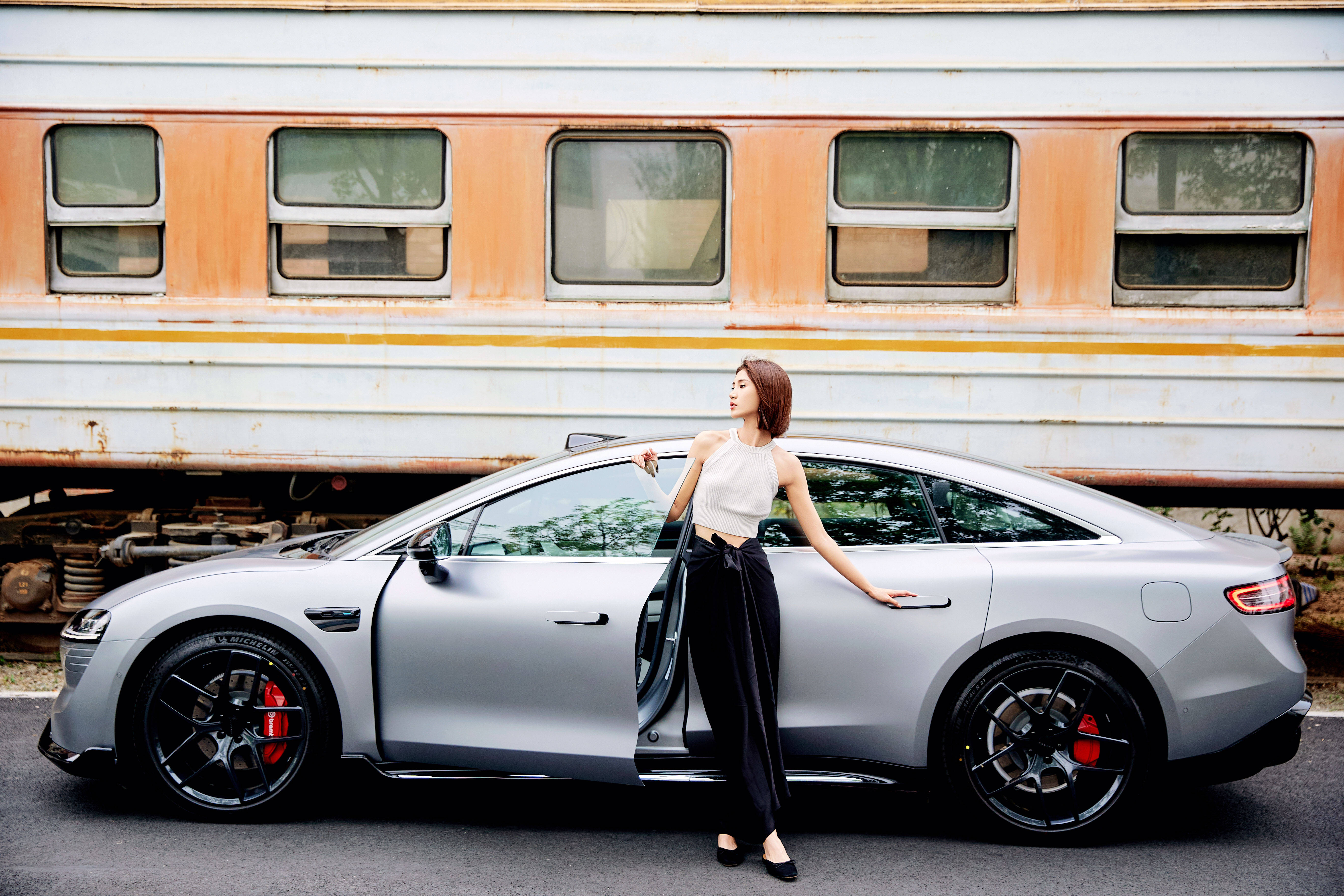 黄晓婉沉浸体验智界s7 展现夏日清新凉意