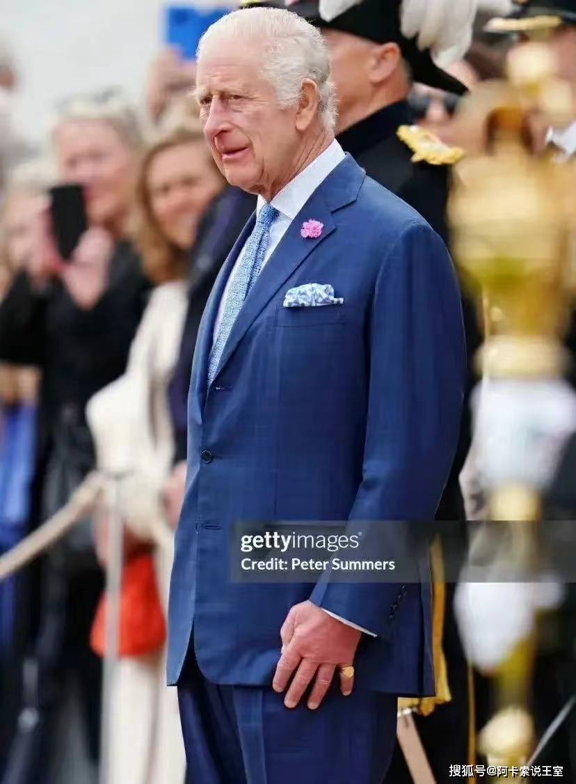 英国查尔斯国王履行公务,国王形象日渐深入人心,和小儿子哈里关系隔阂