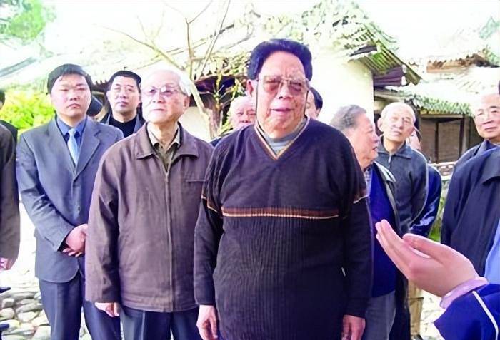 此外,铁瑛在理政方面坚持秉公执法,比如说开国少将熊应堂有两个双胞胎