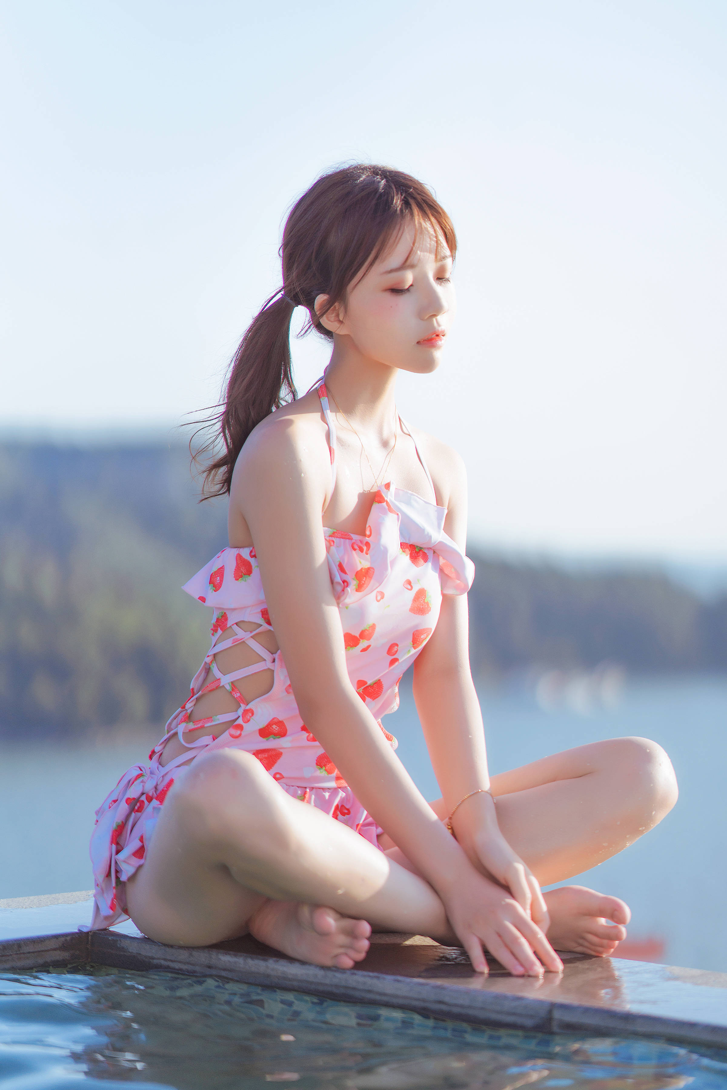 粉红比基尼女神坐享阳光泳池,清新笑容,甜美气质惊艳众人!