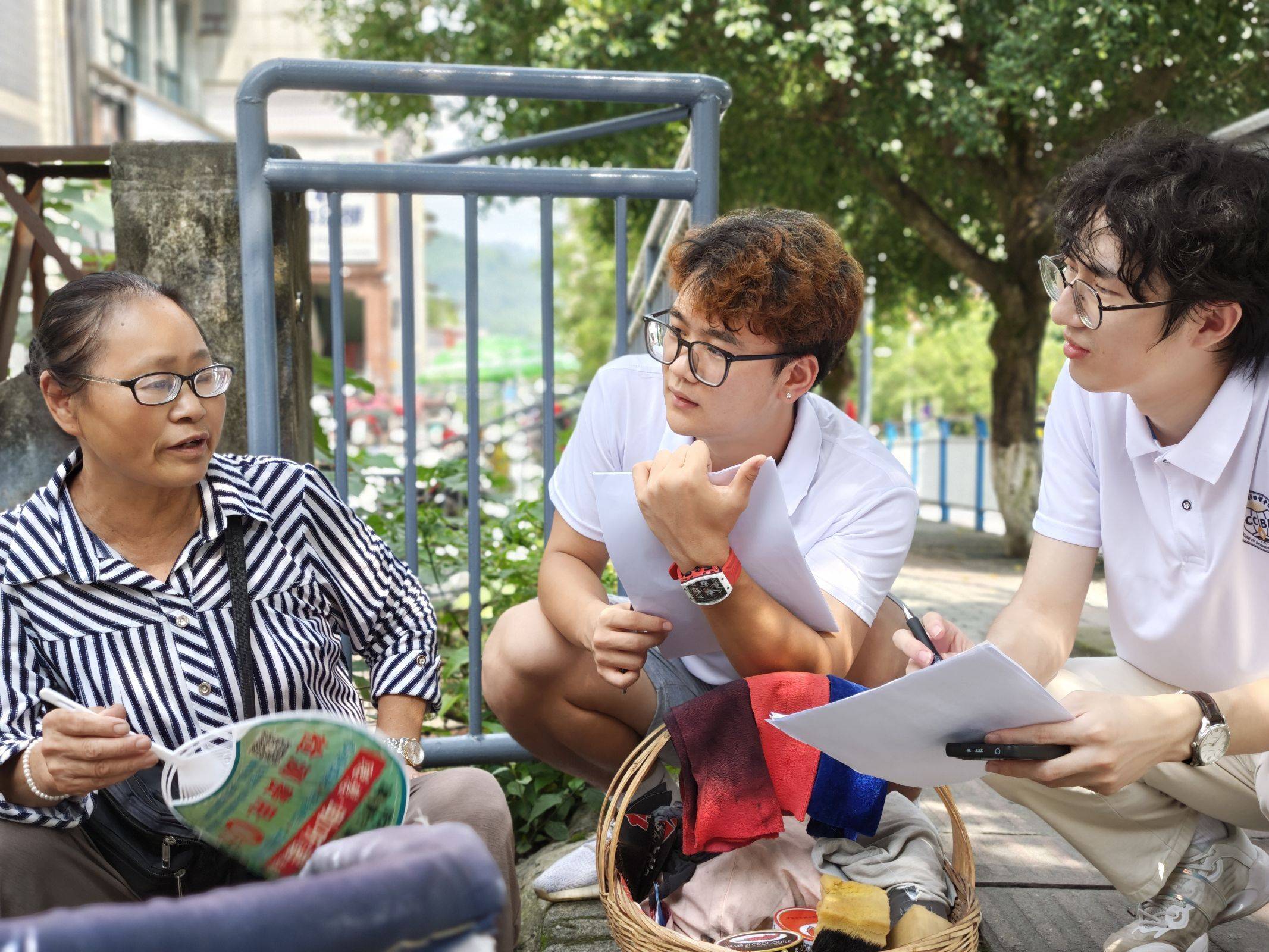 图为与居民交流(龚道鑫 摄)图为与居民交流(龚道鑫 摄)