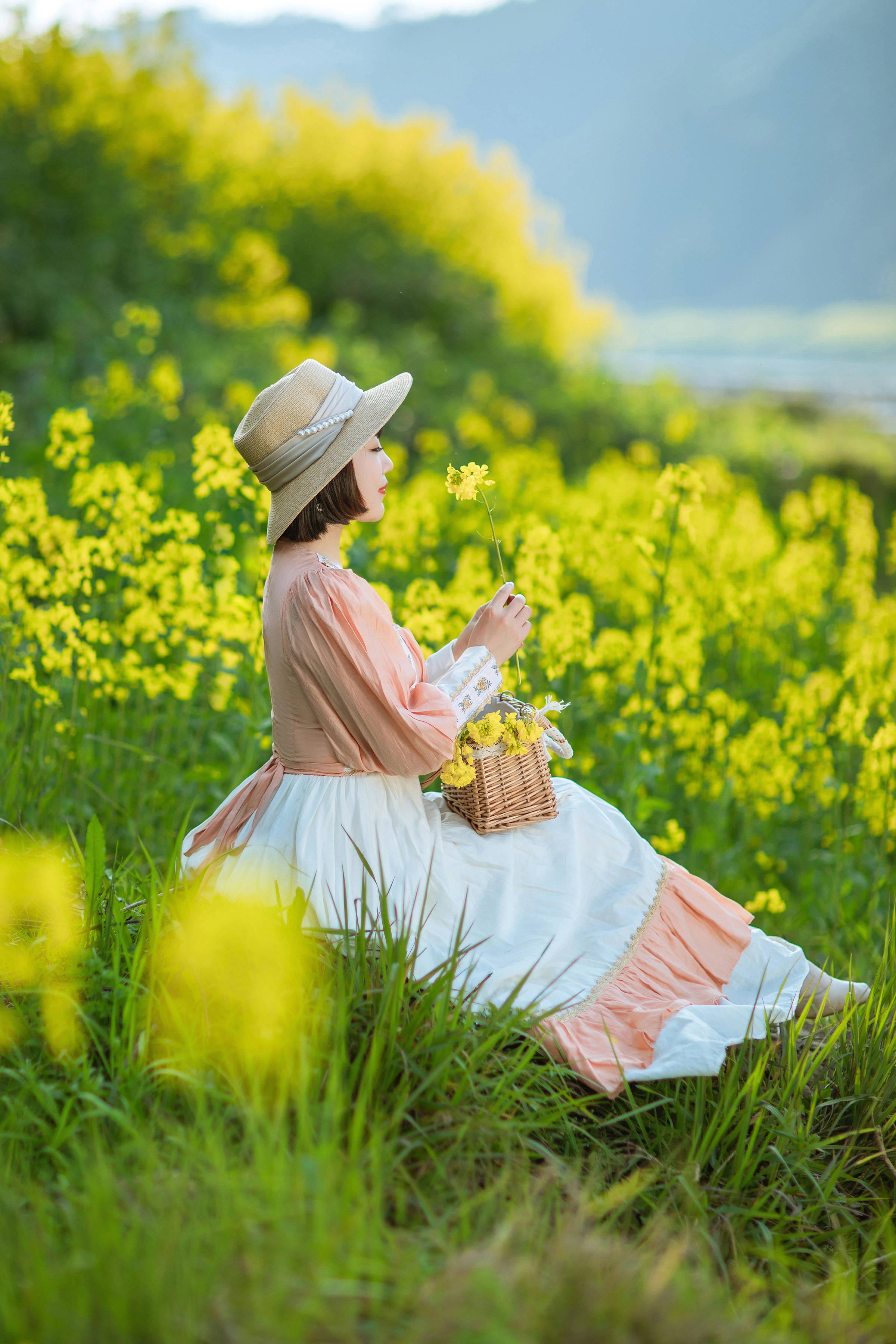 绝美田园女神,复古连衣裙邂逅油菜花海,手捧鲜花篮演绎清新优雅风!