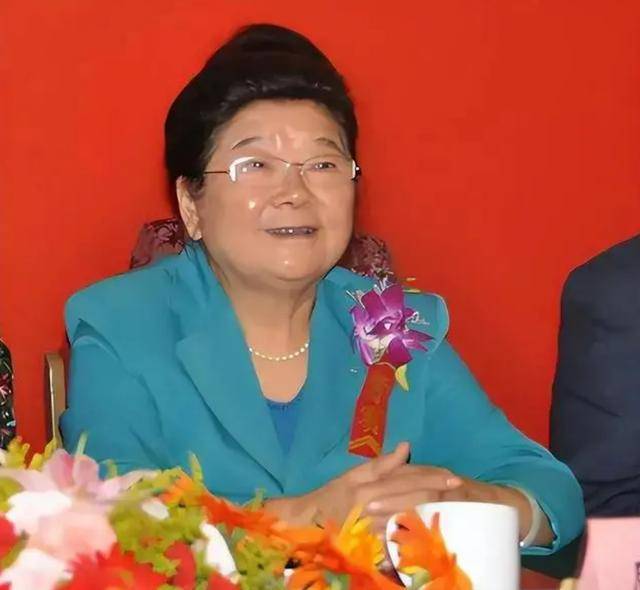 她是新中国第一位女省长,带领江苏省走上致富路,如今87岁仍在岗
