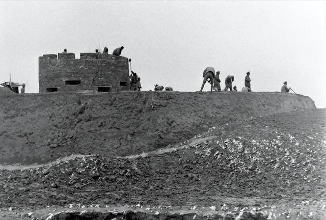 上甘岭战役遍地敌尸,8连4班做了个决定,最终让全员生还