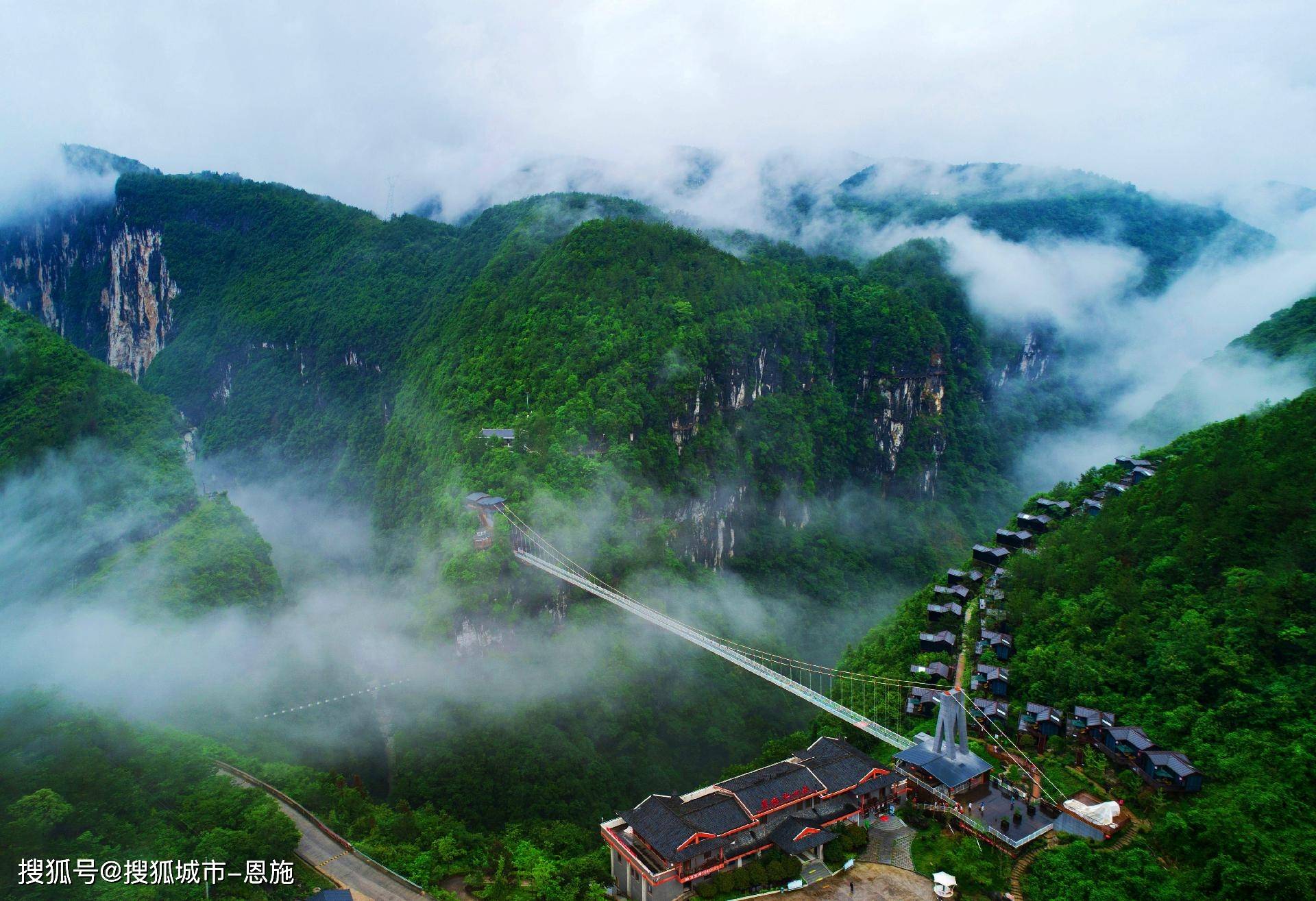 屏山峡谷:屏山四周峭壁悬空,抬头看去,四周峭壁耸立,溪流环绕,美不胜