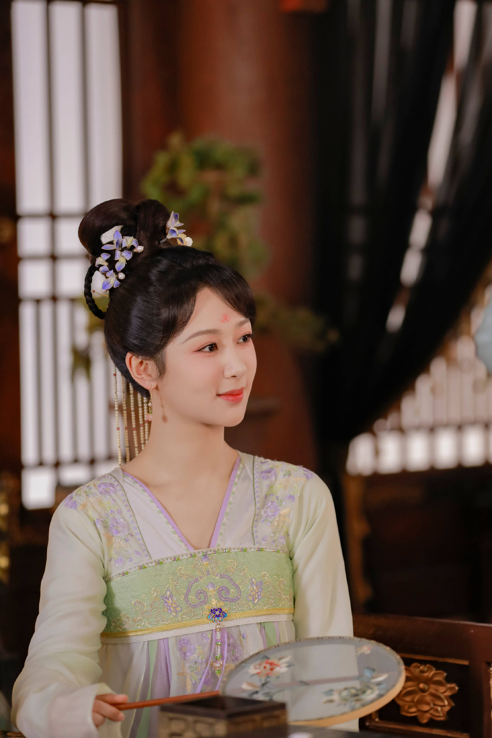 杨紫穿唐服拿团扇古色生香 眉间画花钿婀娜多姿-搜狐大视野-搜狐新闻