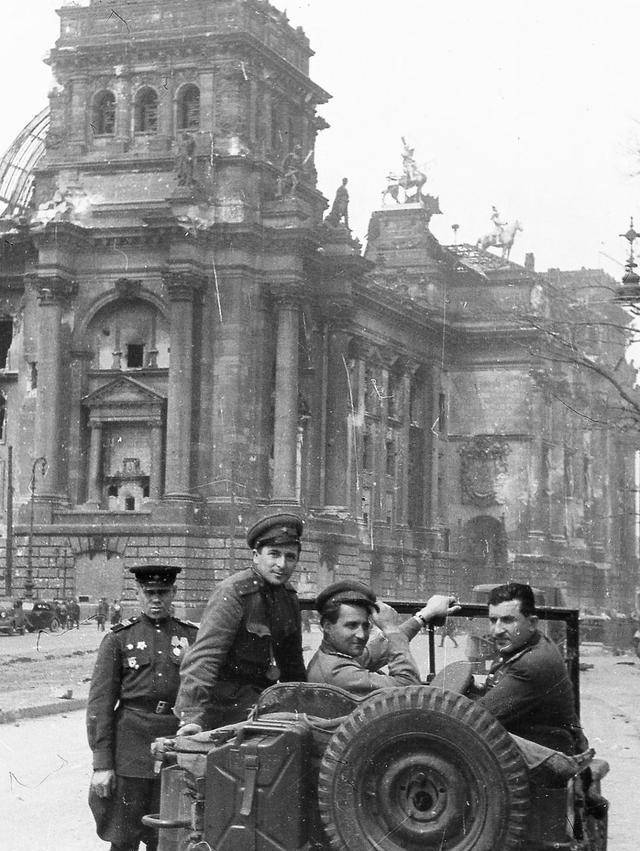 二战结束之后,柏林街头什么样?苏联战争摄影师镜头记录下的真相