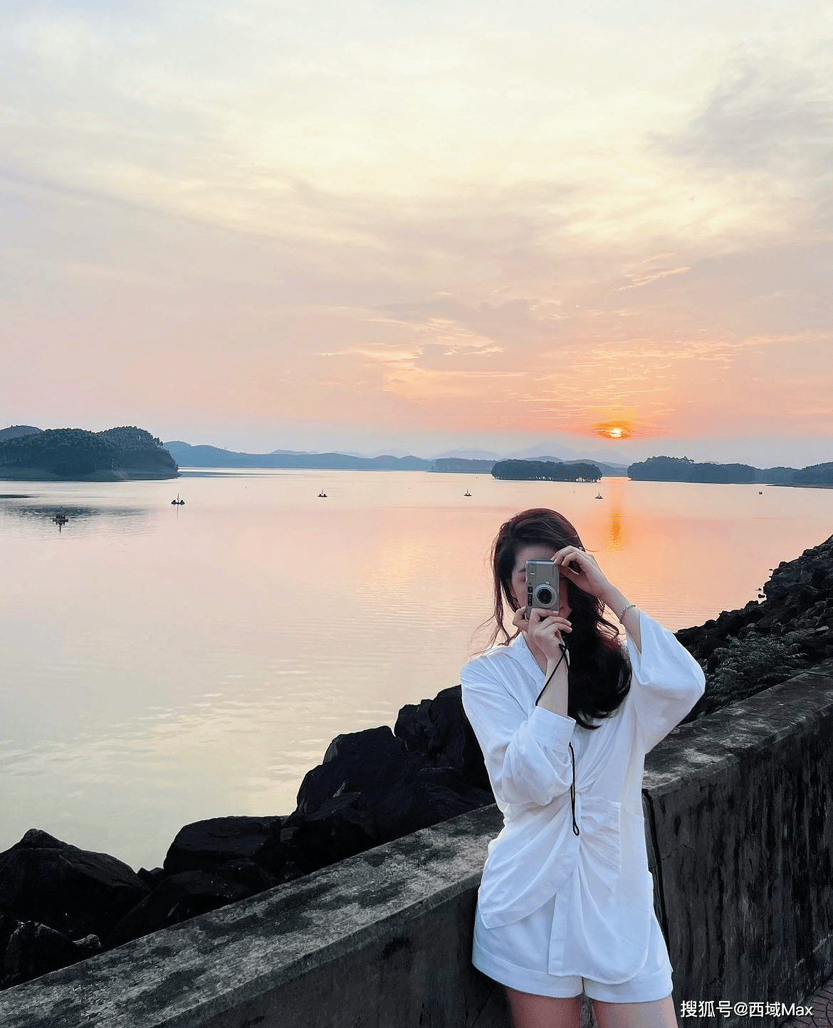 夕阳下的气质美女,优雅运动风穿搭唯美演绎!