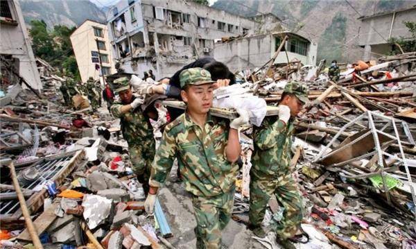 汶川地震救灾队人手一台的收音机,有何用处?为何成为重要的工具