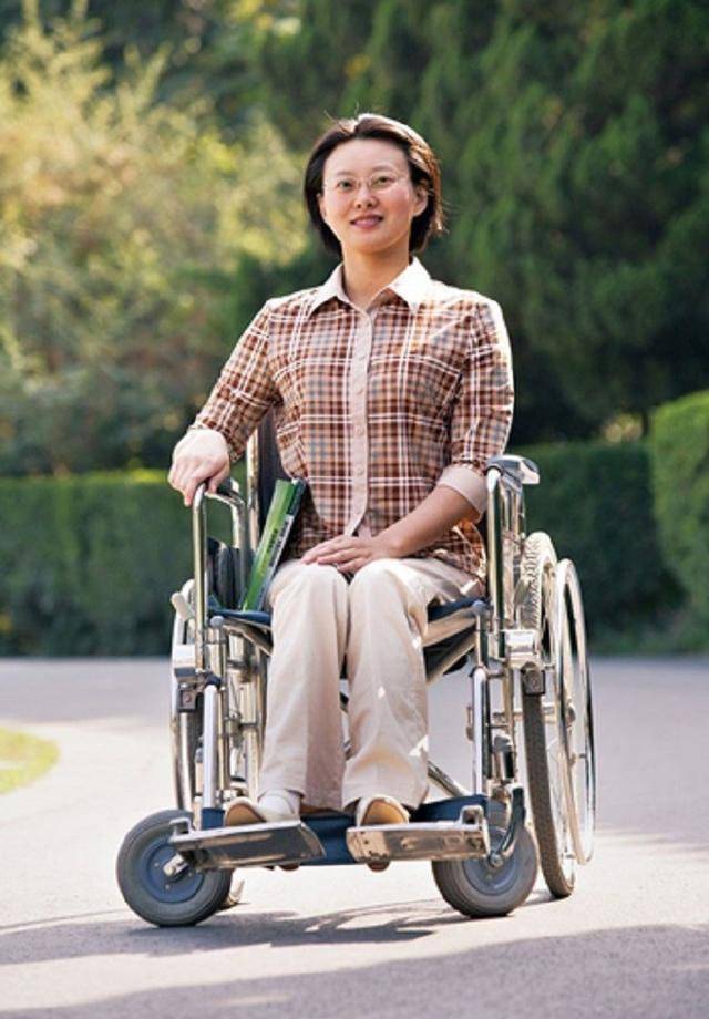 她年少瘫痪,29岁成中国首位坐轮椅女博士,今是双一流高校教授!
