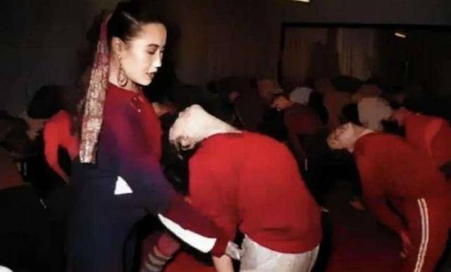 为了追求马华,郭明杰立刻也办了卡,在他有意识地靠近下,马华认识他.