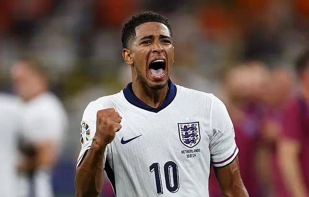 曼联利物浦新目标西班牙球星奥尔莫挑战英格兰新星贝林厄姆