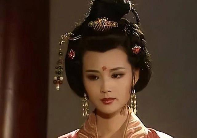 上官婉儿手举一封未被颁布的草诏,表明忠心,却被李隆基斩于旗下