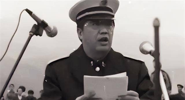 贺龙的儿子贺鹏飞,为何年仅46岁就成为海军副司令