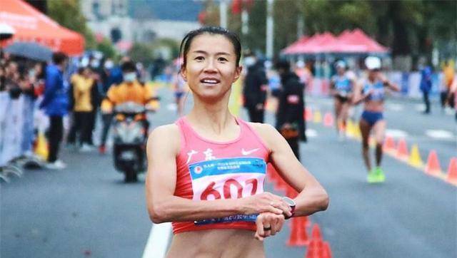 纪实孤独的奥运冠军王丽萍:夺冠后没有国旗披身,空手绕场庆祝_竞走