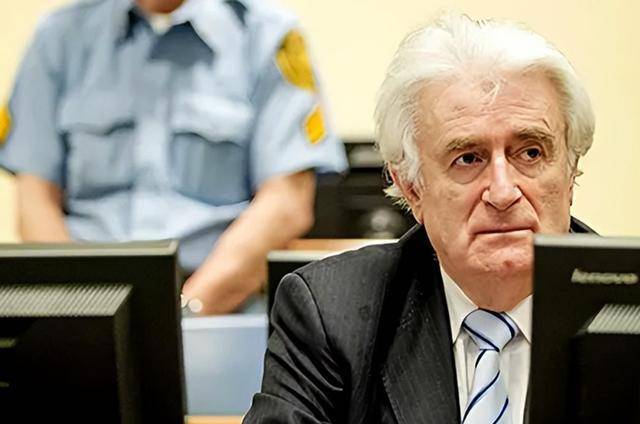 美国悬赏500万捉拿,效仿米洛舍维奇为己辩护,卡拉季奇结局如何