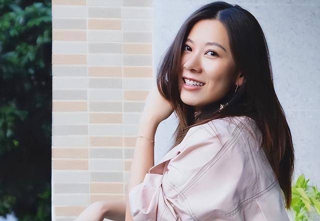 商界大佬叶选廉的女儿,设计师叶明子的妹妹,香港环球唱片签约歌手