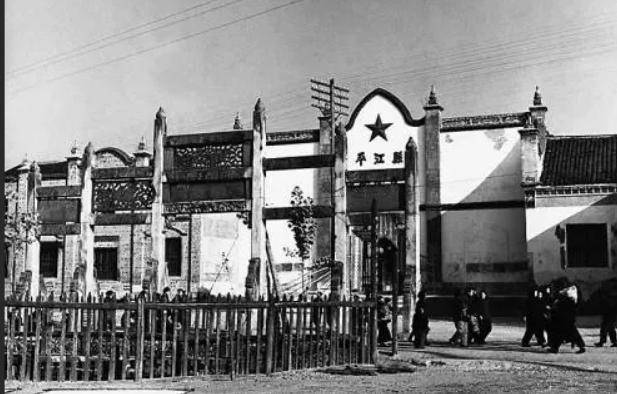 1929年,第五军配合第四军,向赣南,闽西进攻,完成了牵制敌军的任务.