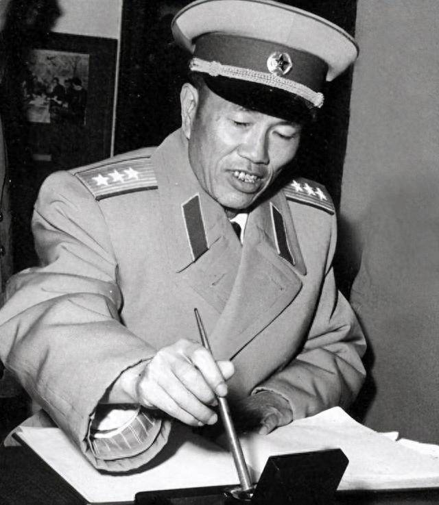 在他1980年7月去世后,对邓华的评价是中国人民解放军优秀的政治工作