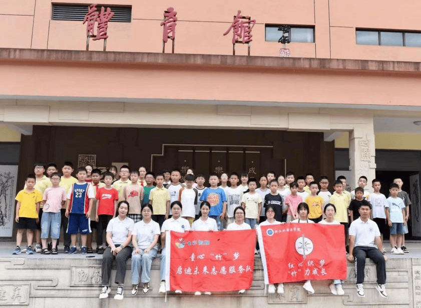 她代表志愿服务队全体成员向安吉县第九小学